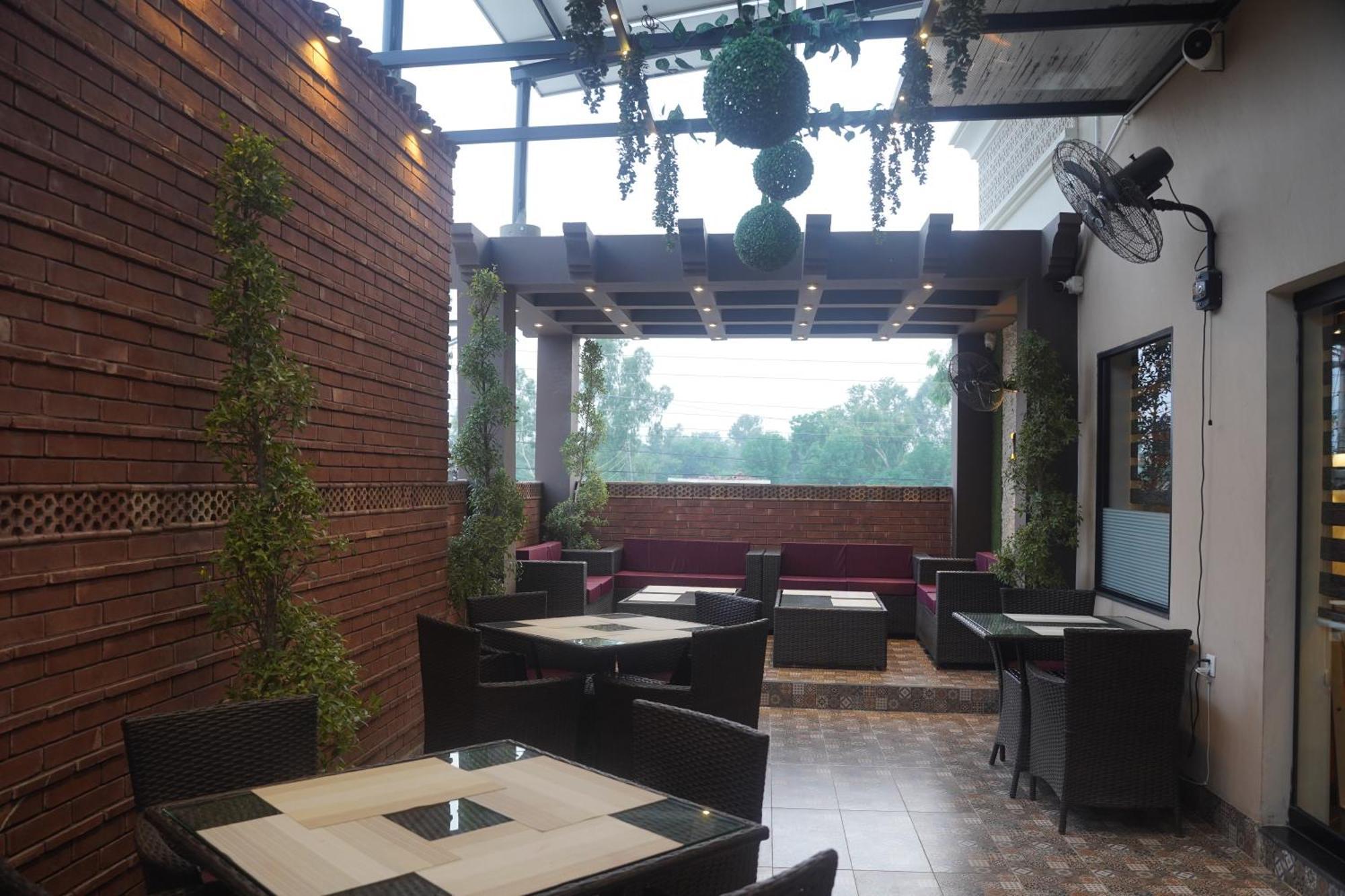 Swarg Hotel Sahiwal Exterior photo